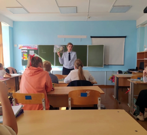 Начальник ПДН Светлана Шарапова в школе №12 проводит беседу с учениками.